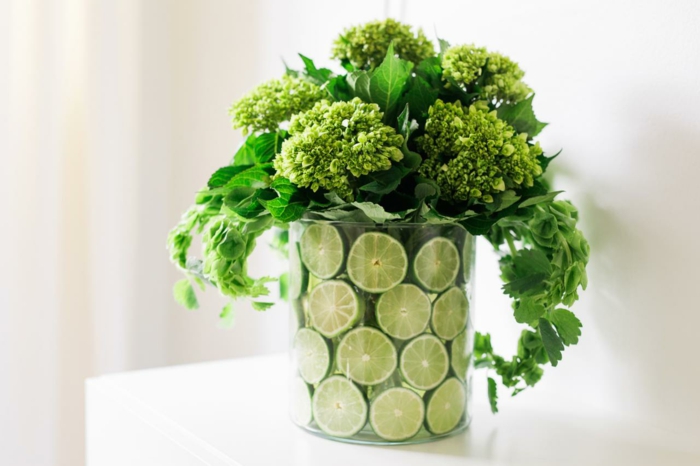 diy stalo dekoravimas, vazos su laima griežinėliais ir žaliosios gėlės