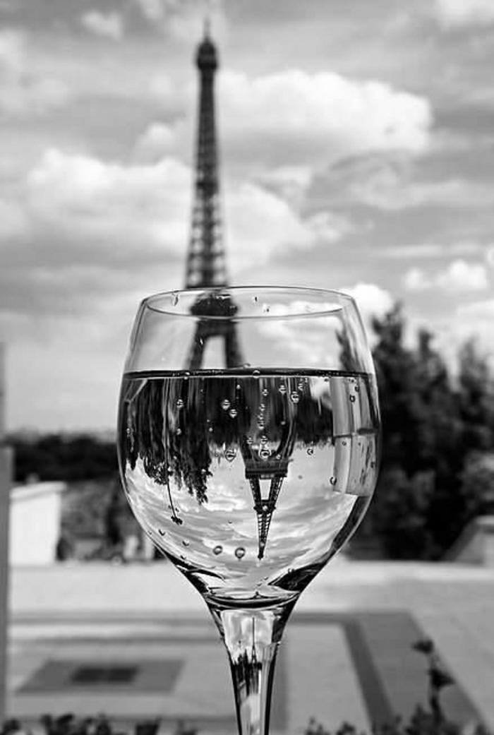 a reflexão de vidro Torre Eiffel