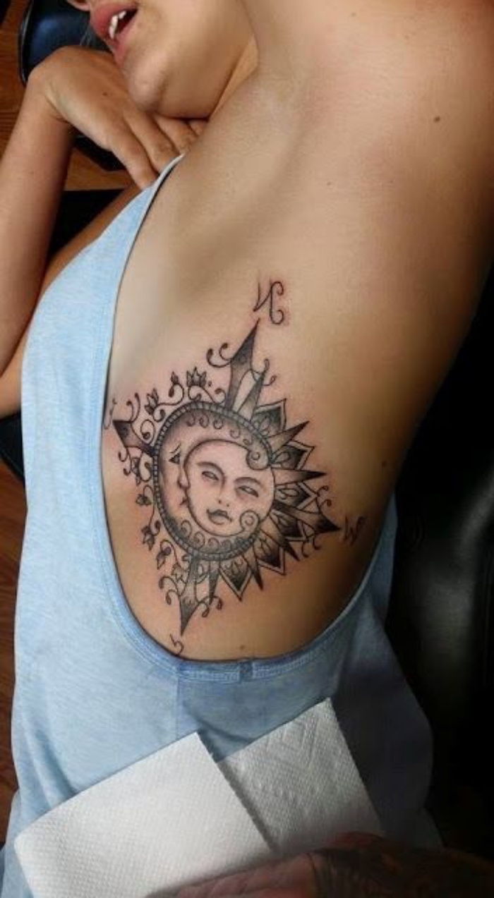 čia yra saulė, mėnulis ir puikus juodas kompasas - dar puiki idėja kompaso tatuiruotė