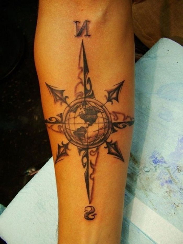 juodas kompasas, planeta, žemė - viena iš mūsų idėjų kompaso tatuiruotė rankoje