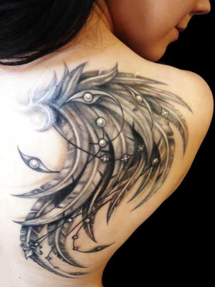 ešte jeden nápad pre krásne tetovanie anjel pre ženy - rameno tetovanie anjel s dlhým čiernym perím