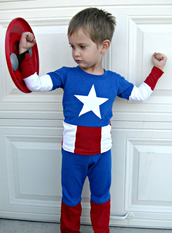 DIY karneval kostum Captain America iz treh bluza v ustreznih barvah