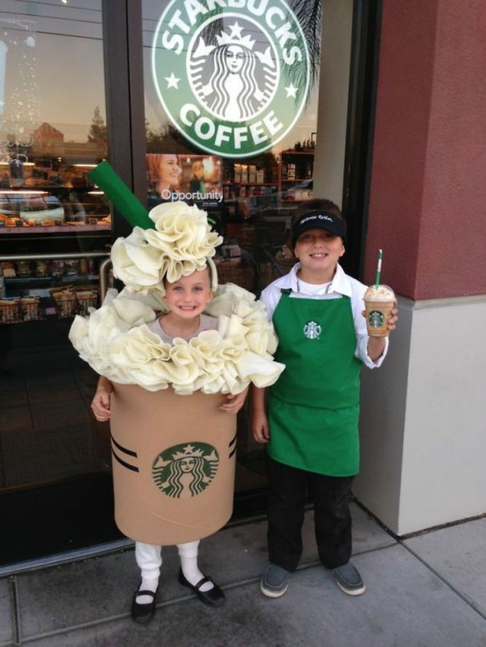 oglas iz Starbucksa, kot so kostum DIY karnevala - latte in zaposlenega