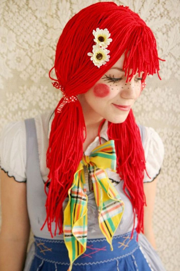 en vintage rødhåret jente DIY karneval kostyme med fregner sminke opp