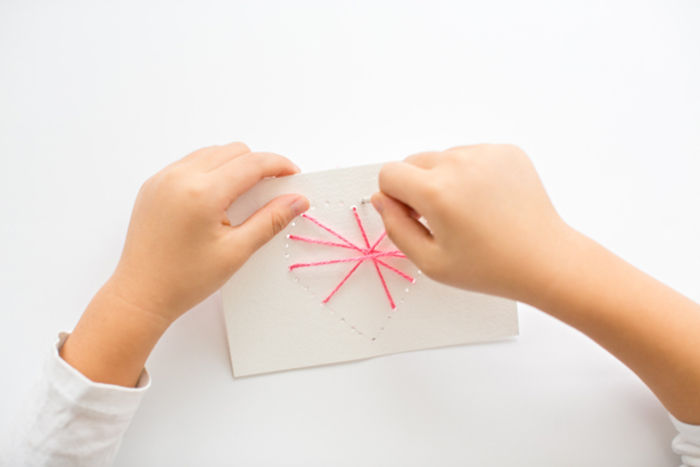 Vytvorte si papierové a priadzové pohľadnice sami, ružové srdce, jednoduché DIY projekty pre deti