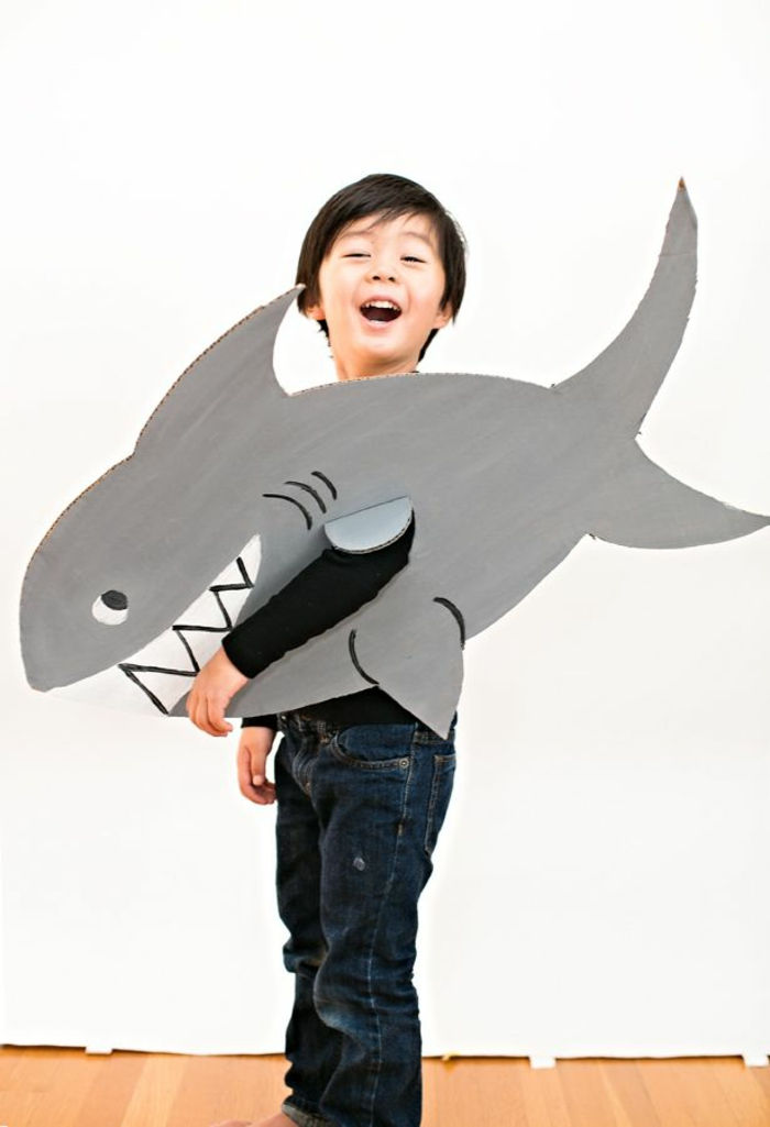 naredite kostum iz samega kartona - morski pes za otroka