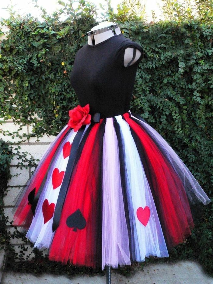 lage en kjole som en kostyme selv med en rose, svart bluse og fargerik skjørt i hagen