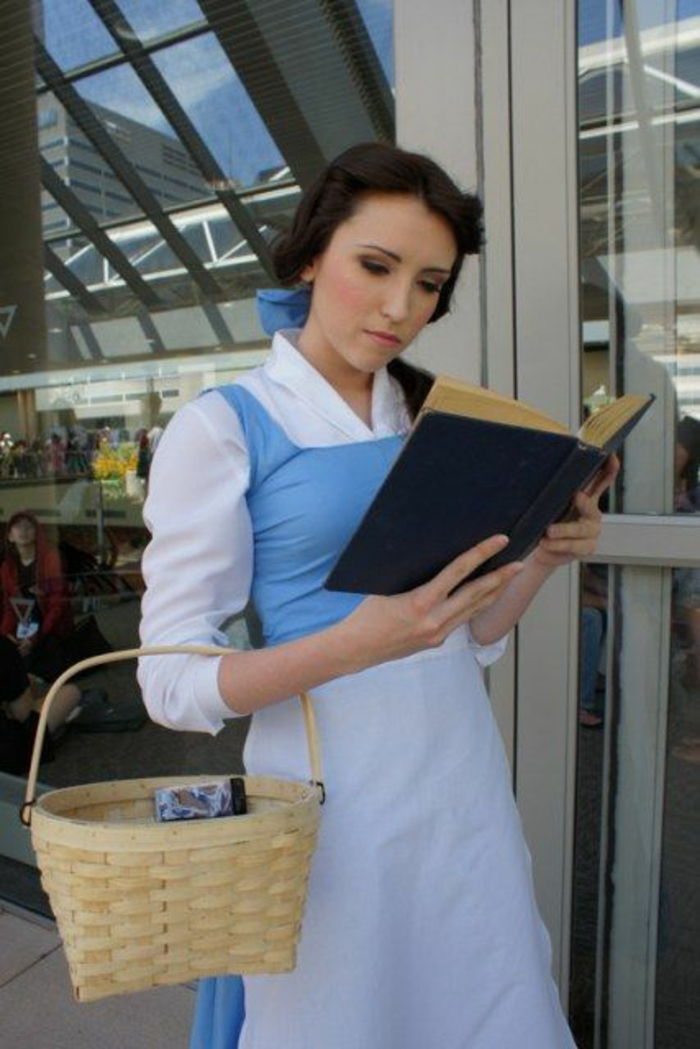 DIY kostum dekle lepe in zver bere knjigo in nosi košaro