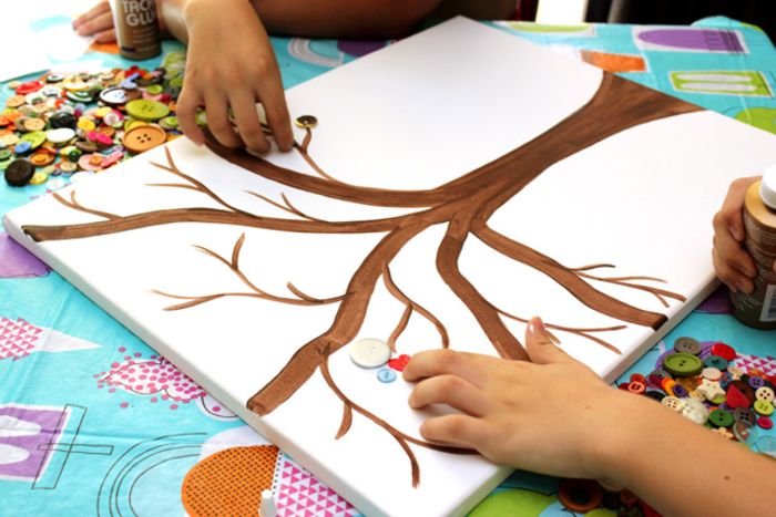 DIY projekt pre deti, ozdobte strom s gombíkmi, upevnite lepidlom