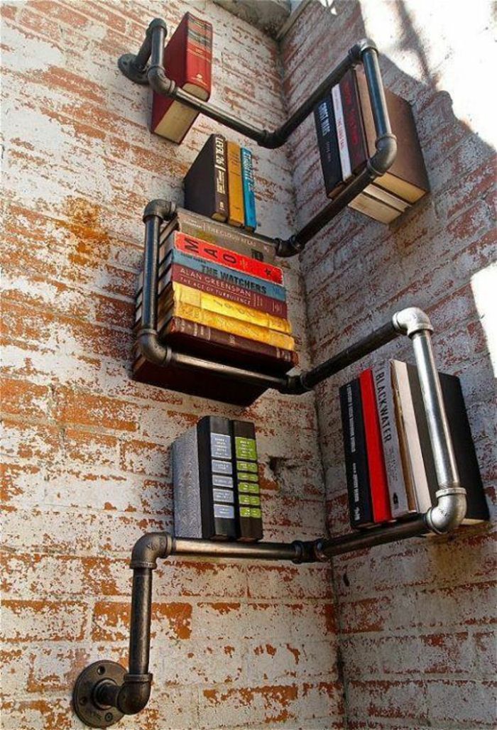 DIY stenska polica-stena-z-opeko mnogo knjig in črno vodo pipe tube policah
