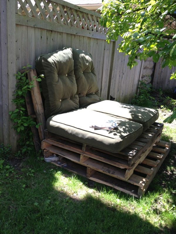 do-it-yourself-nápady-sofa-off-palety-na záhrade