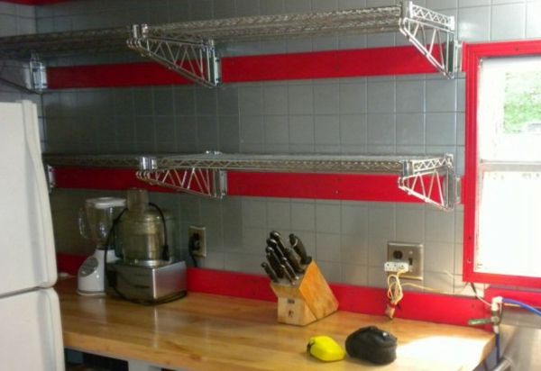 kuchyňa s drôtenými policami - červené a šedé dlaždice