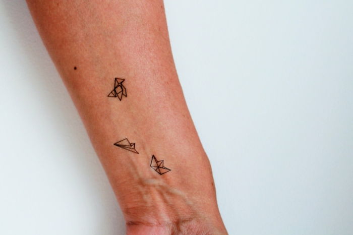 Oto trzy tatuaże origami na nadgarstku - instrukcja origami - pomysł na tatuaż origami
