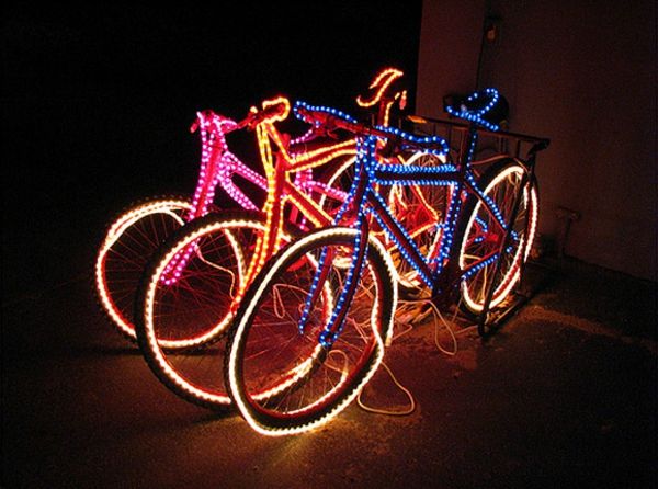 Karanlıkta odada üç bisiklet-LED-aydınlatma-deco-fikir