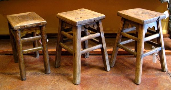 Tre-stool-in-the-country-stil-laget av tre