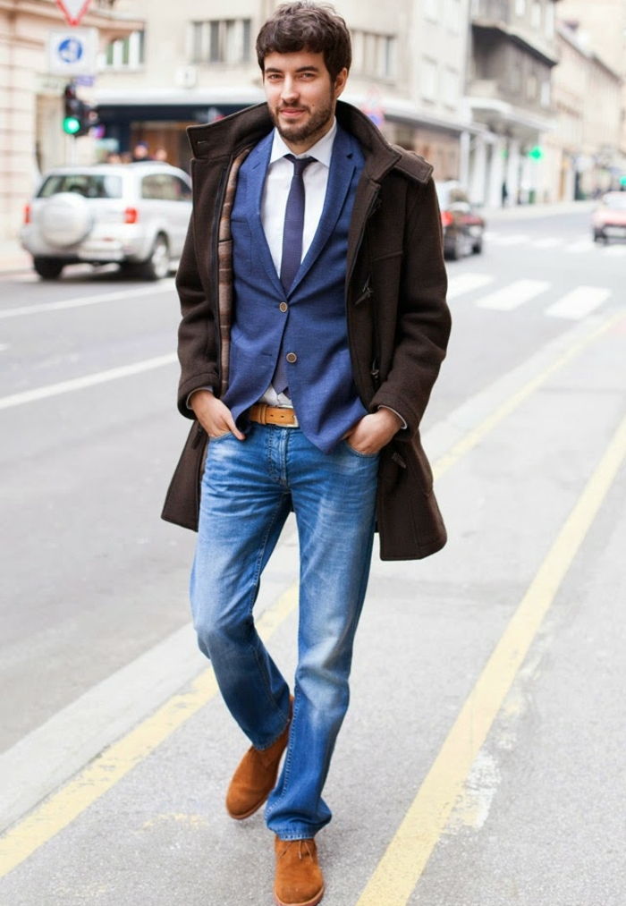 džínsy so sako a košou kombinujú modré biele hnedé topánky a kabát