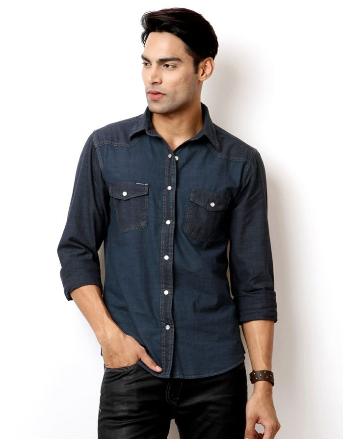 dresscode business casual voor mannen jeans motief shirt in donkerblauwe zwarte broek armband