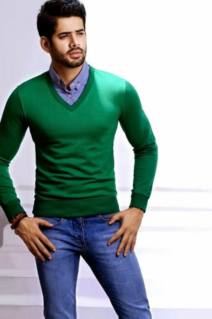 vestido código festivo desportivo elegante olhar para homens blue jeans camisa azul suéter verde barba penteado homem