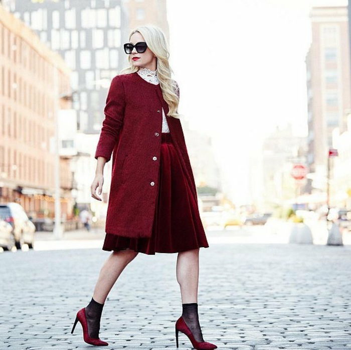 código de vestuário festivo elegante mulher loira vermelho lippstick casaco vermelho sapatos de salto alto rocha partido humor