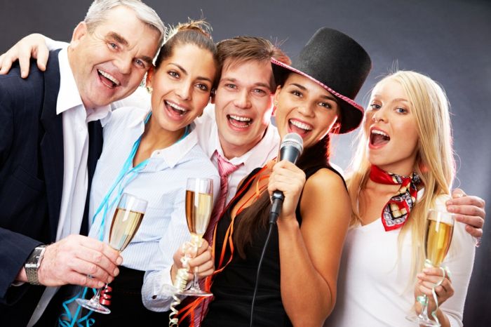 Dress code slávnostné elegantné karaoke party pre kolegu usporiadanie motivačnej strany v kancelárskych nápadoch