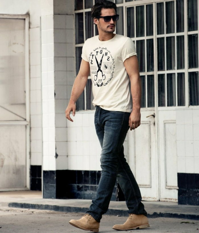jeans clarks en t-shirt met bril zijn trendy en comfortabel om elke dag te dragen