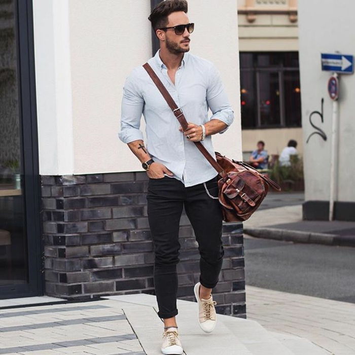 Trendig trendig man i 2017 väska läderväska för män glasögon tatoo sneakers skjorta byxor svart