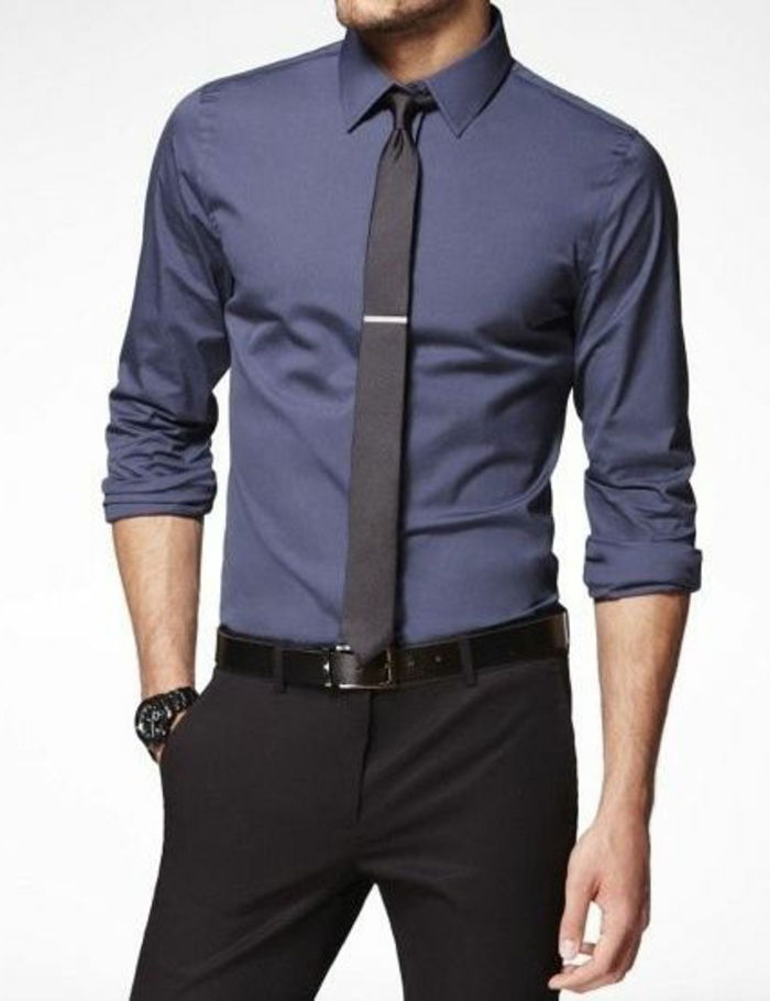 código de vestimenta terno escuro calças escuras camisa azul gravata com gravata pin homens relógio de pulso