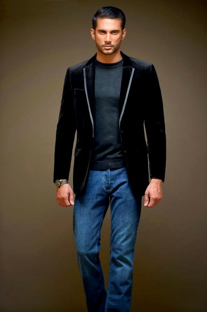 Kód oblečenia obchodné príležitostné pre mužov džínsy čierne sako tričko elegantné náramkové hodinky