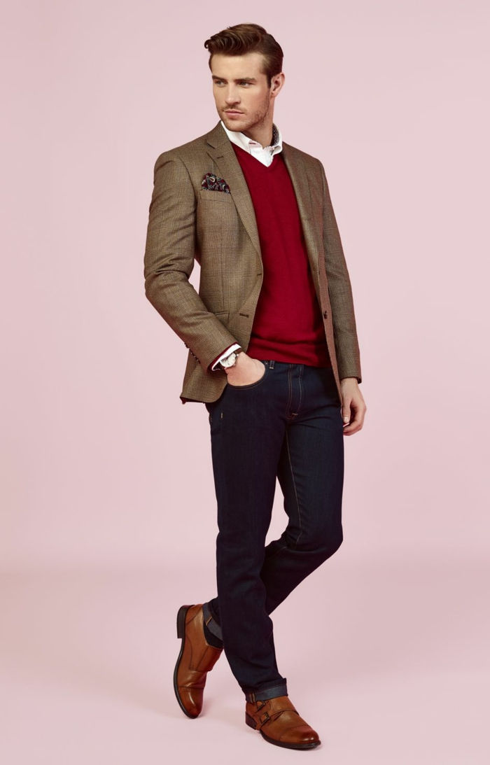 roze achtergrond man trend bruine schoenen bruine blazer rode trui polshorloge wit overhemd