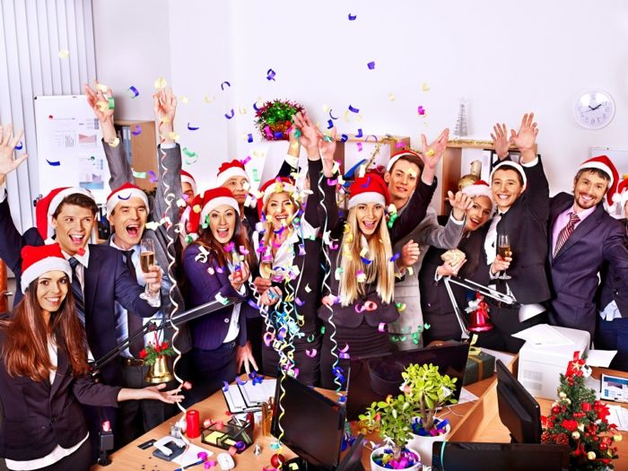oblečenie kód vianočné party vianočné myšlienky osláviť v kancelárii kolektívne teambuilding