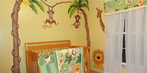 djungel-barnkammare-orangefärgsscheman och vita gardiner
