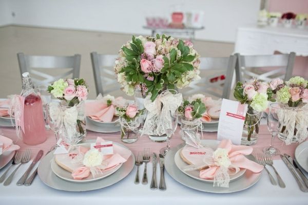 Stilingas stalo-deco ir rožinės-geltonos spalvos-už-vestuves