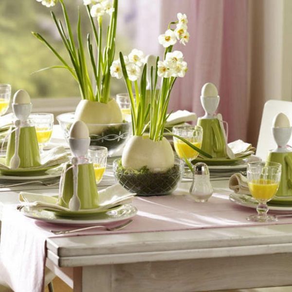 bords påsk-dekoration-påskliljor-äggskal-grön