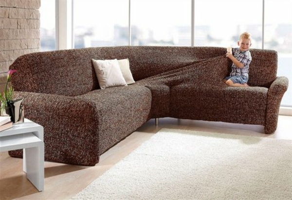Kampinis sofos dangtis - šiuolaikinis dizainas-du mesti pagalvės ir berniukas ant sofos