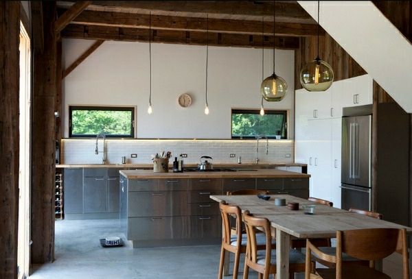 bucătărie-mese-masă-lemn-pandantiv-lumini-deco-idei - design interesant
