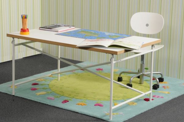 Eiermann-dieťa-desk-with koberec-a-s-weisssem stoličky