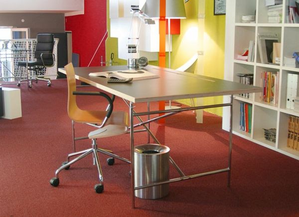 Eiermann-dieťa-desk-with-the-lampou a stoličky modernem-