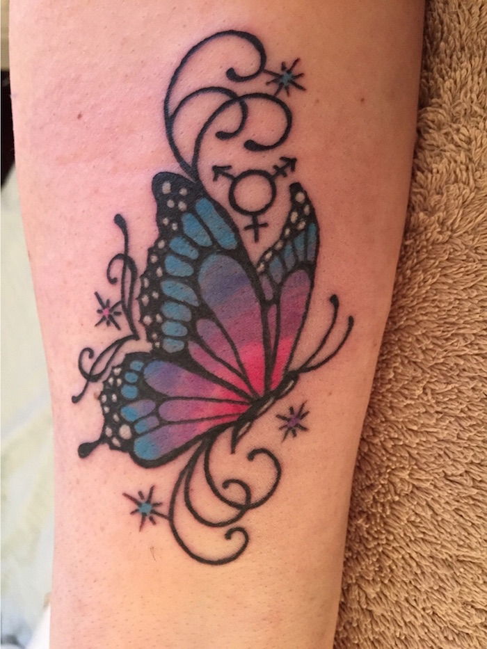 Dar viena puiki idėja spalvinga skraidančio drugelio tatuiruotė su binteno sparnais ir mažomis žvaigždutėmis