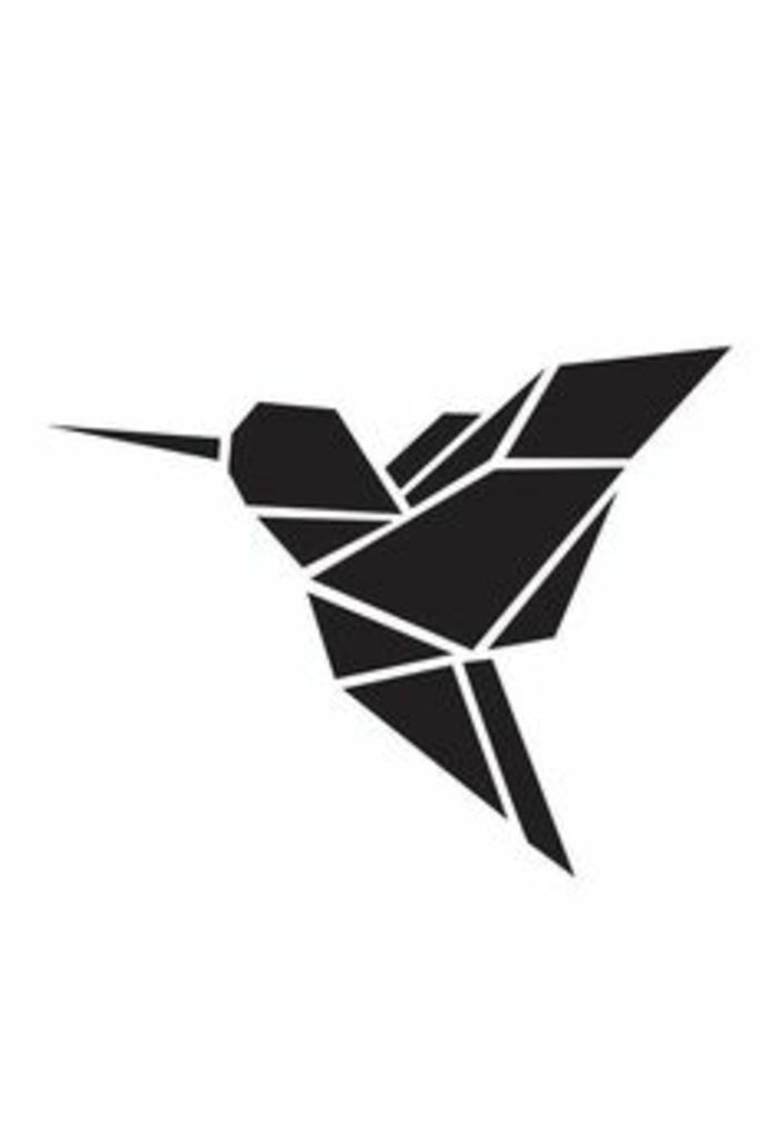 mały czarny latający koliberek origami - pomysł na czarny tatuaż z ptakiem origami