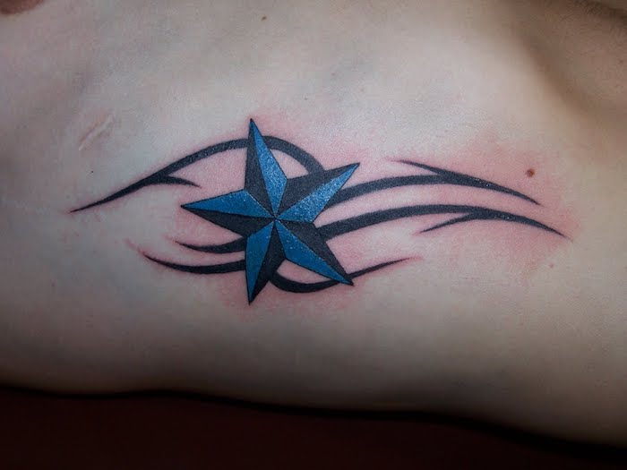 yıldız dövmeli insan - büyük mavi yıldızla siyah dövme