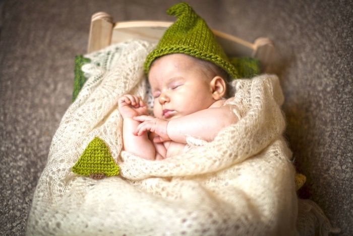alcune divertenti foto della buona notte - ecco una foto con un piccolo babà che dorme con un cappello verde e un lettino