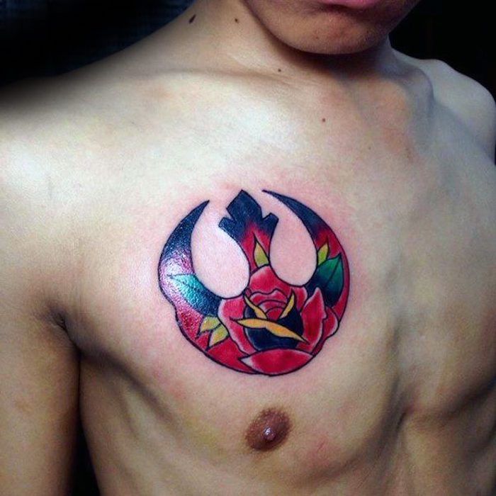 muž s farebnými tetovanými hviezdnymi vojnami - farebné logo hviezdnych vojen s veľkou červenou ružou