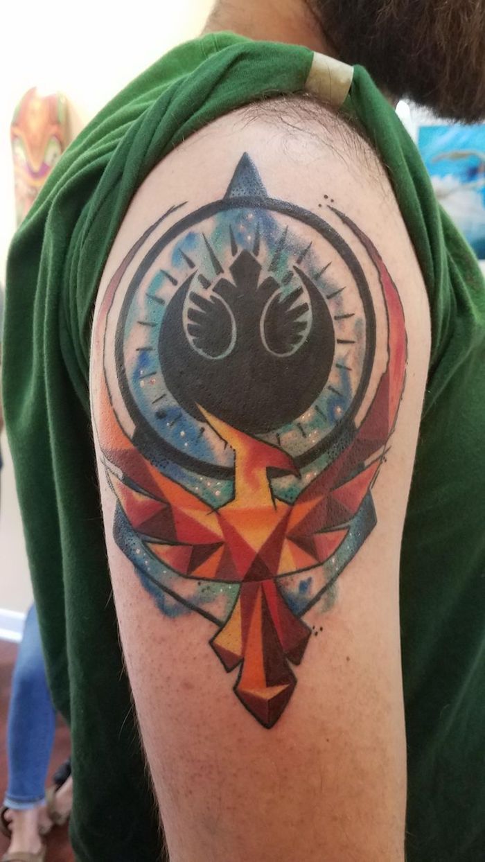 muž s hnedým bardom - ruka s veľkým tetovaním s logom hviezdnych vojen a oranžovým vtákom