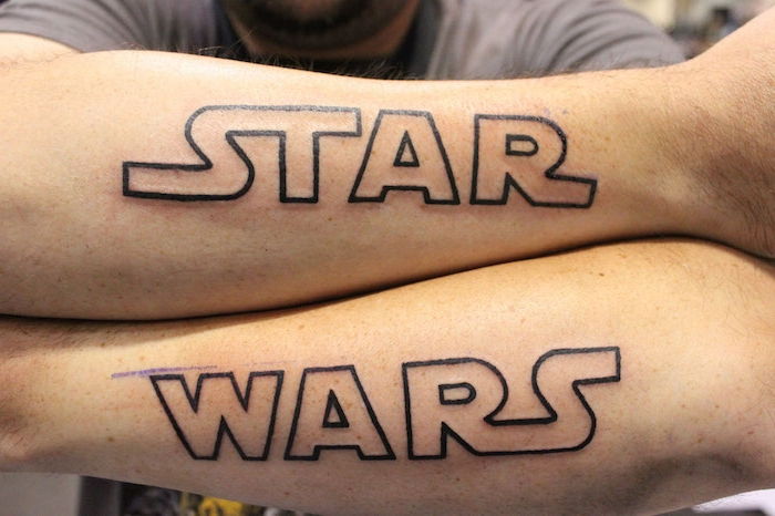 logo hviezdnych vojen - muž a jeho dve ruky s dvoma veľkými hviezdnymi vojenskými tetami