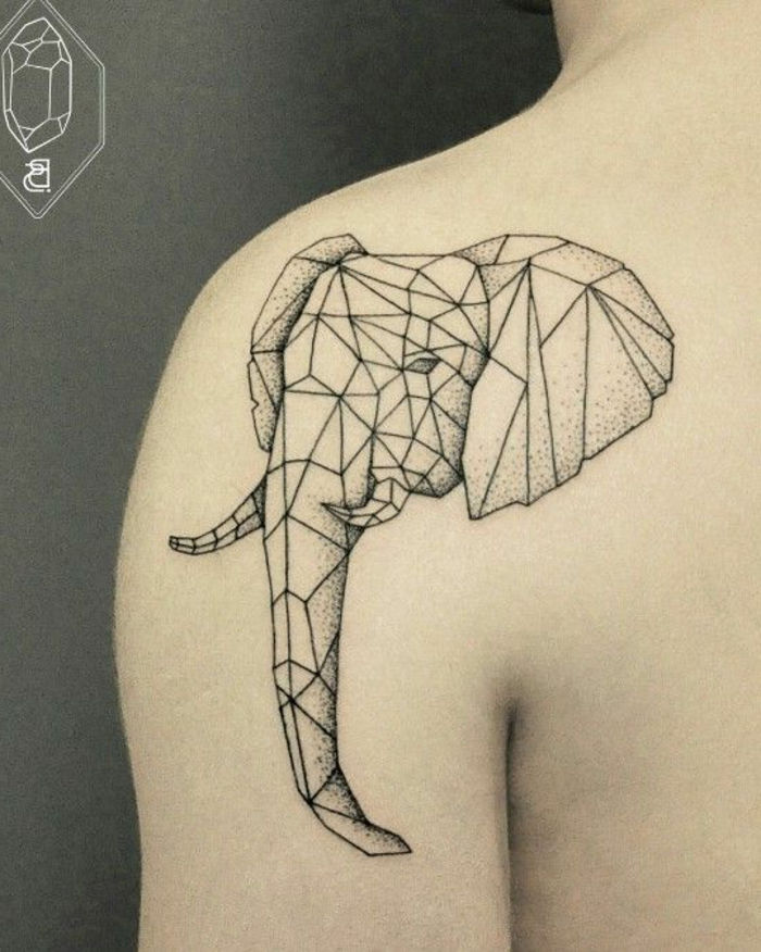Tutaj przedstawiamy pomysł na tatuaż origami tematyczny - tatuaż z słoniem origami na łopatce