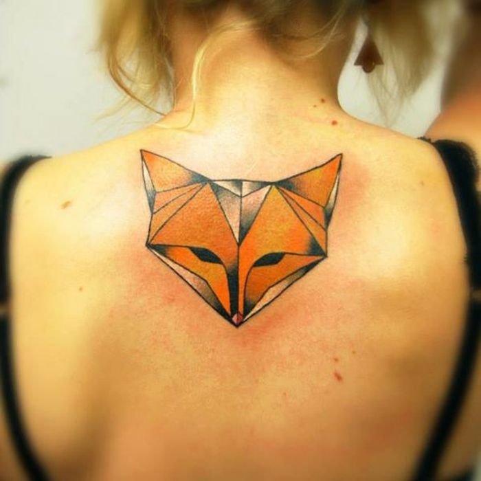 pomysł na tatuaż origami dla kobiet - tatuaż na karku i pomarańczowy lis origami