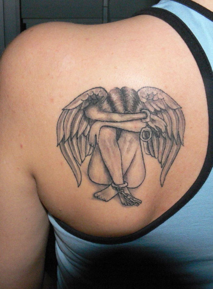 Pomysł na wspaniały tatuaż na ramię - oto tatuaż z małym, płaczącym, smutnym aniołem