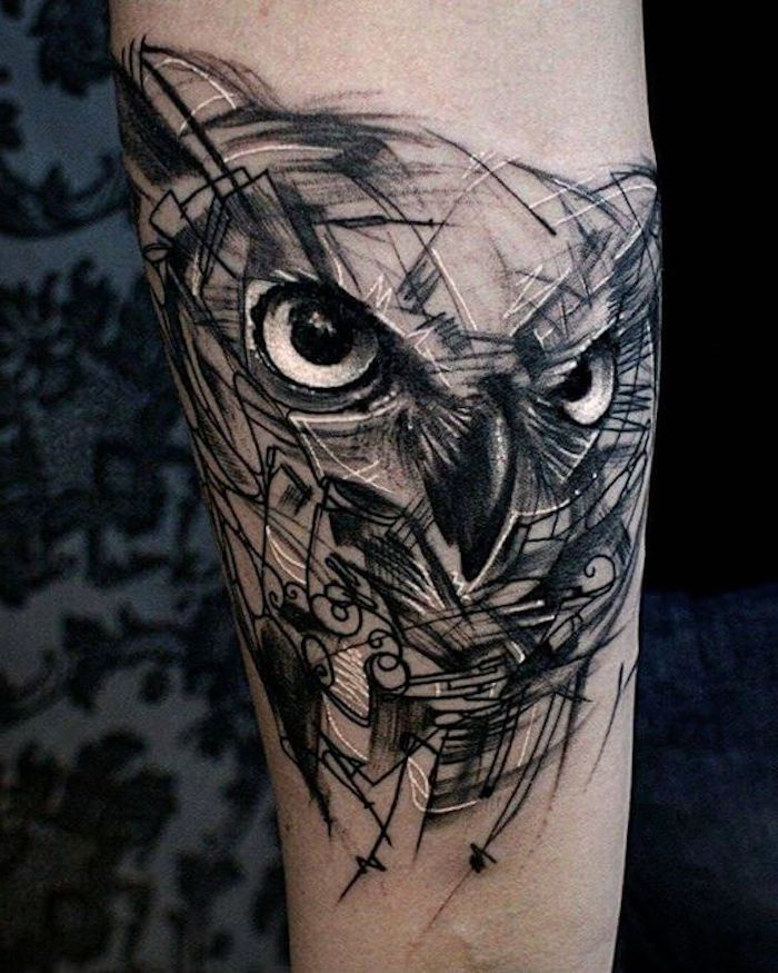 zdaj ideja za tetovažo sovo - tu je uuh z velikimi črnimi očmi - ideja za tetovažo pri roki