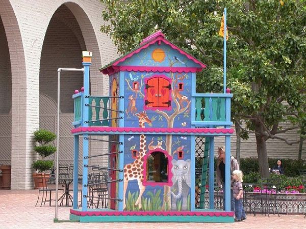 un-vis-copil casa clădire la-play-in-the-own-Garden-