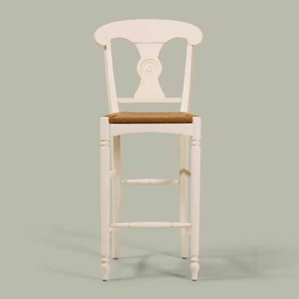 model z białym krzesłem w wiejskim stylu, bardzo interesujący